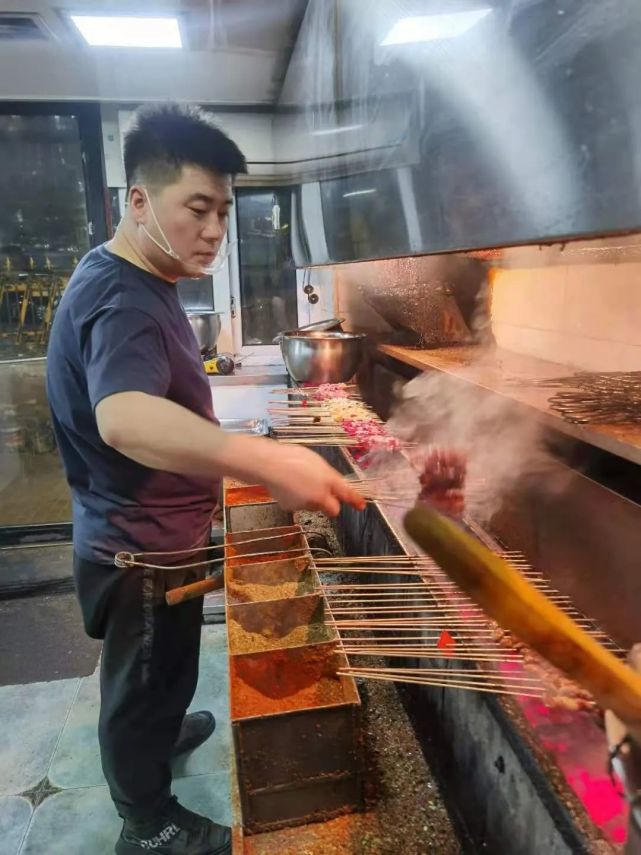 拒绝向命运低头的鹤岗人，正在凭烧烤自救