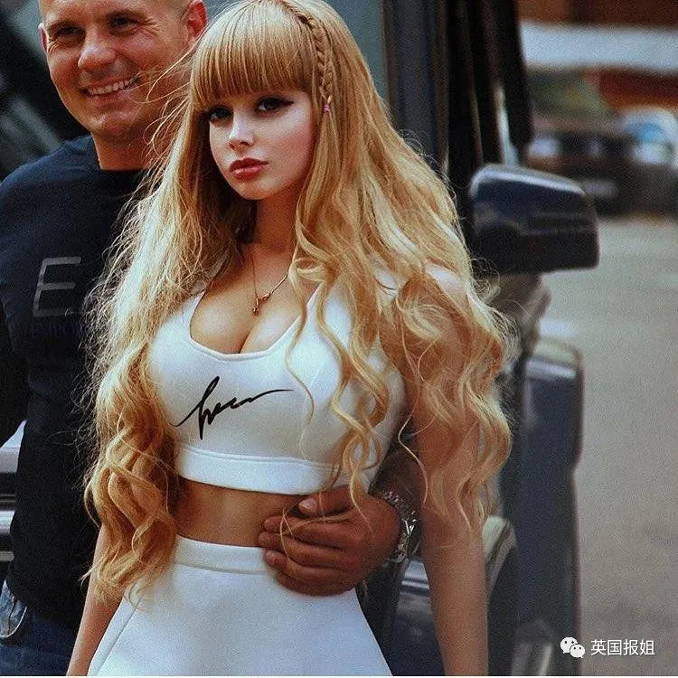 俄国美女从小被“圈养”！父母把她当活娃娃，丰胸细腰拍性感照