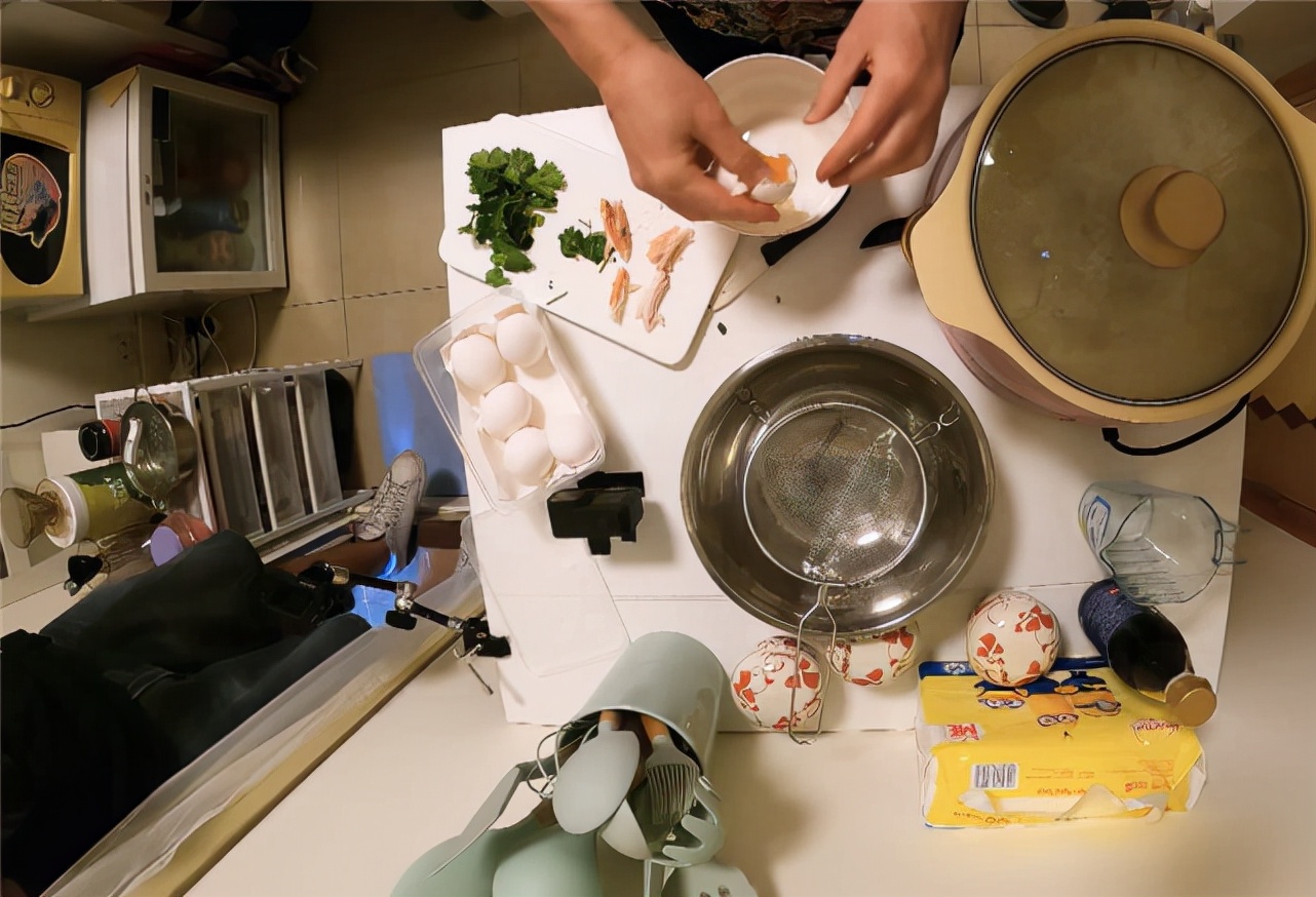 买不起房的香港夫妻，住在9㎡的小屋里，他们却说：住出了幸福感