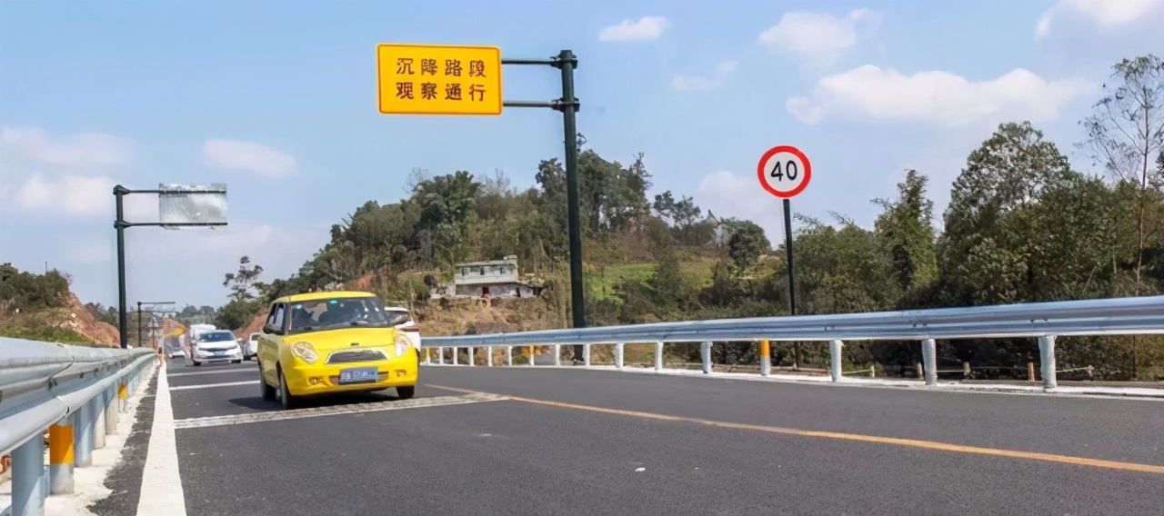 按照道路交通安全法的规定,匝道限速40公里,实际驾驶速度达到时速65