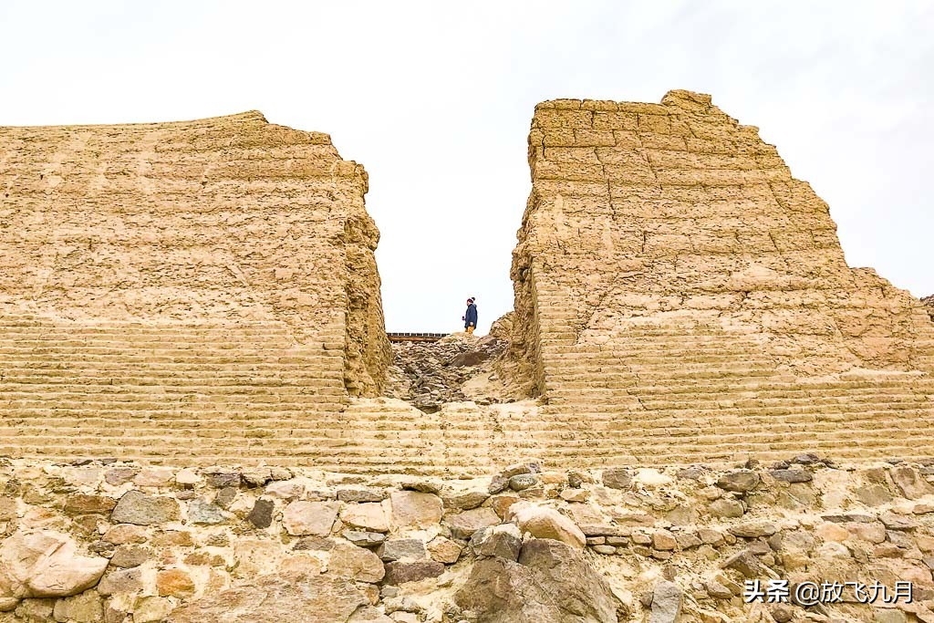 新疆旅游哪些地方需要办边防证？与哪些国家边境相邻？哪个免费