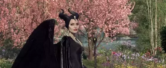 《沉睡魔咒2》:这部逻辑崩坏的电影透露着制作组的幼稚与无知