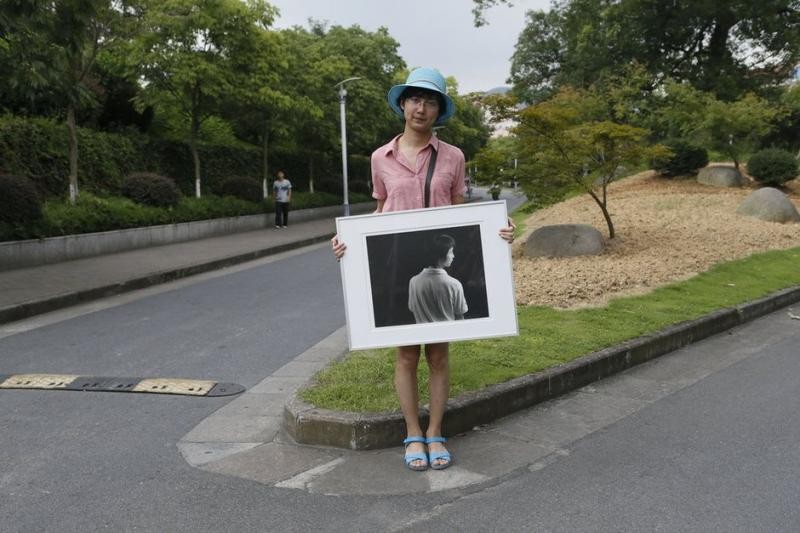 2005年“背母上学”的刘霆，十年后变性，参加选美比赛成功获奖