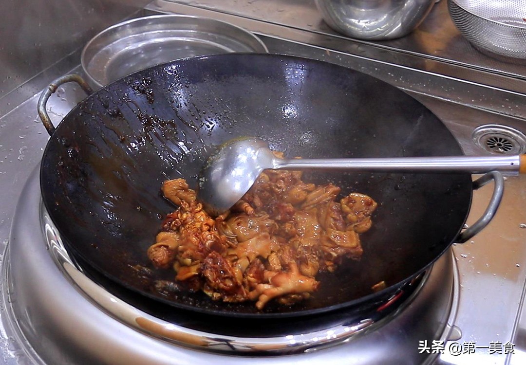 沙湾大盘鸡怎么做才好吃？厨师长教你做法和技巧，麻辣鲜香又入味