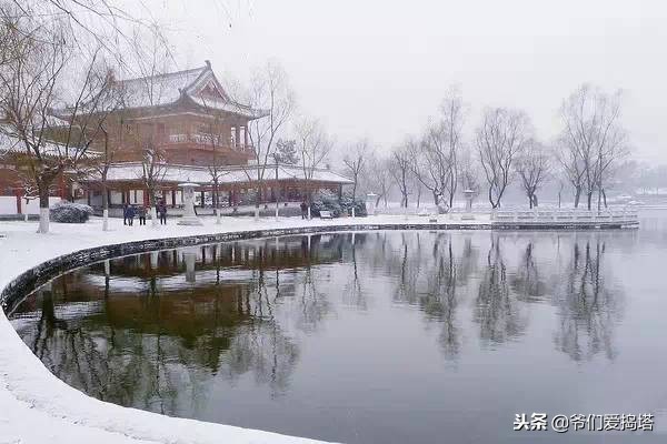 红墙，白雪，琉璃瓦，大雪压青松