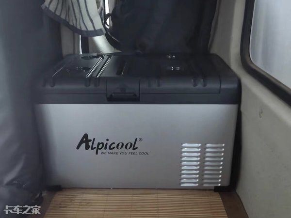 夏天驾驶室里必备3种消暑“神器”，卡友：卡车原厂标配这么难？