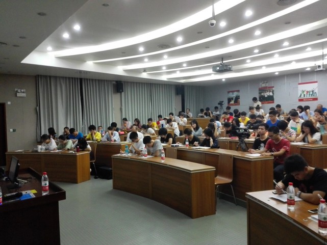 大学生“烂大街”了？2000可招到大学生，却招不到“农民工”