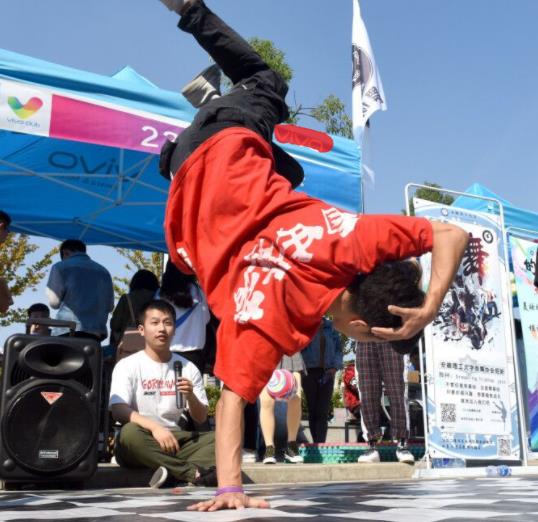 大一新生不当班干部也不参加社团，未来会受影响吗？导员说出答案