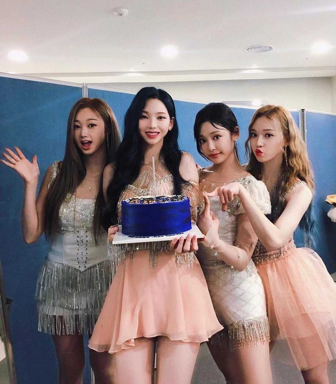 67韩国女团舞台被指博眼球,表演服走光露打底裤,镜头专盯裙底拍