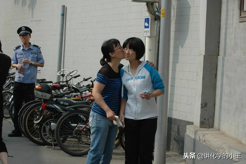 高中语文优秀作文—母亲，这时的你是否在人群中探着头遥望着我？