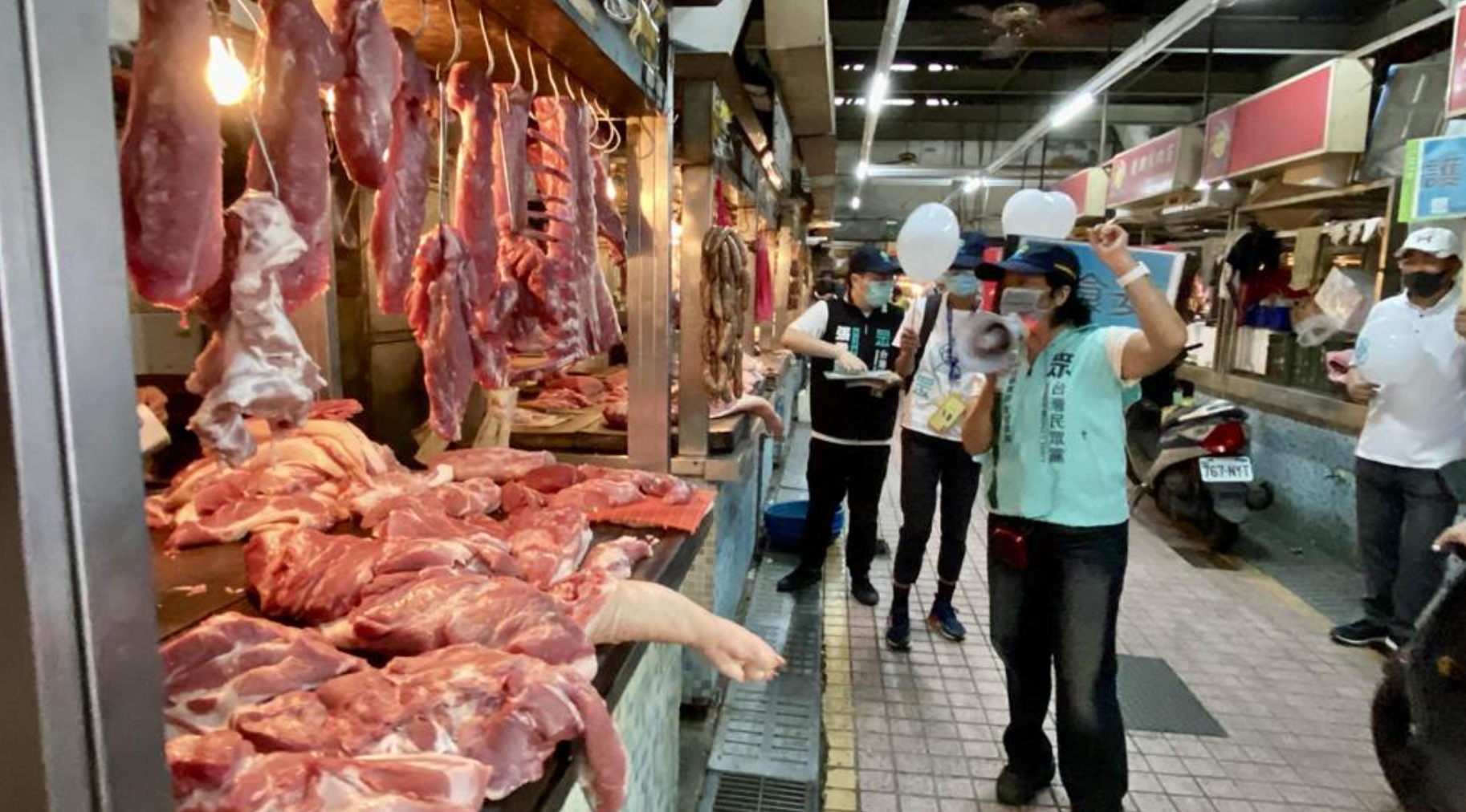 民眾黨赴市場宣講“反萊豬”攤商齊喊“拒吃毒豬肉”