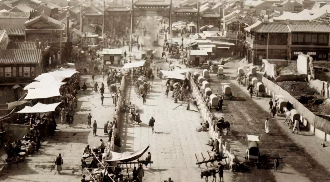 这是一张中国历代的人口曲线图,它反映了2000年来中国历朝历代的人口