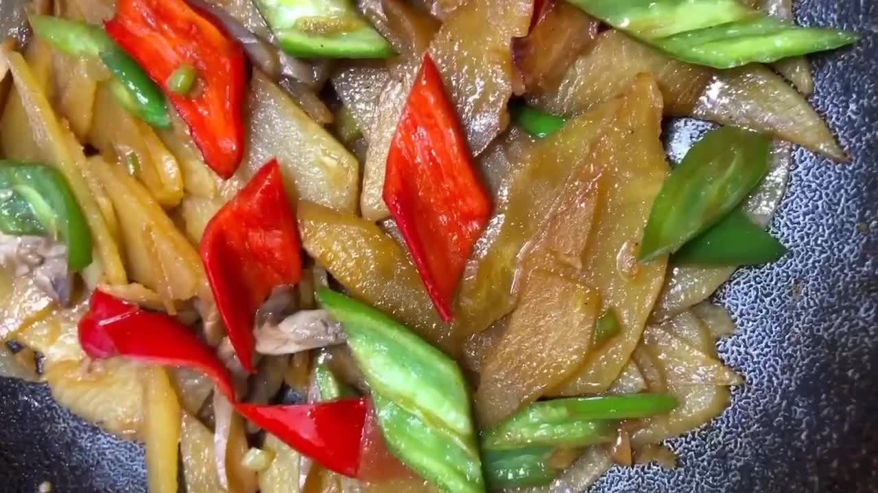 猪头肉炖土豆的做法(香炖猪头肉 营养土豆一锅烹)