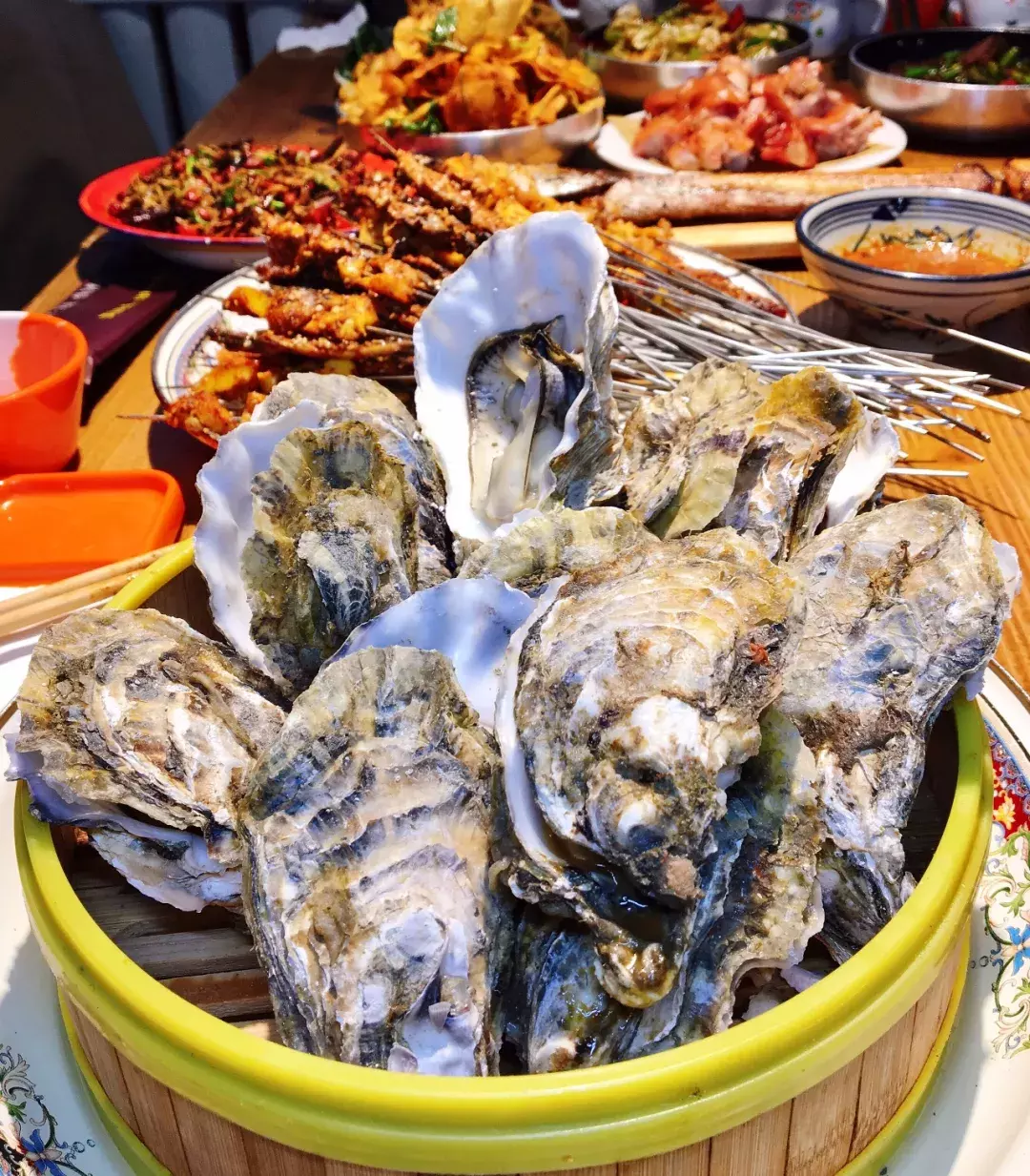 大猪蹄子9块9,一米长大刀鱼20块,10块钱一大盘子蘸酱菜随便夹