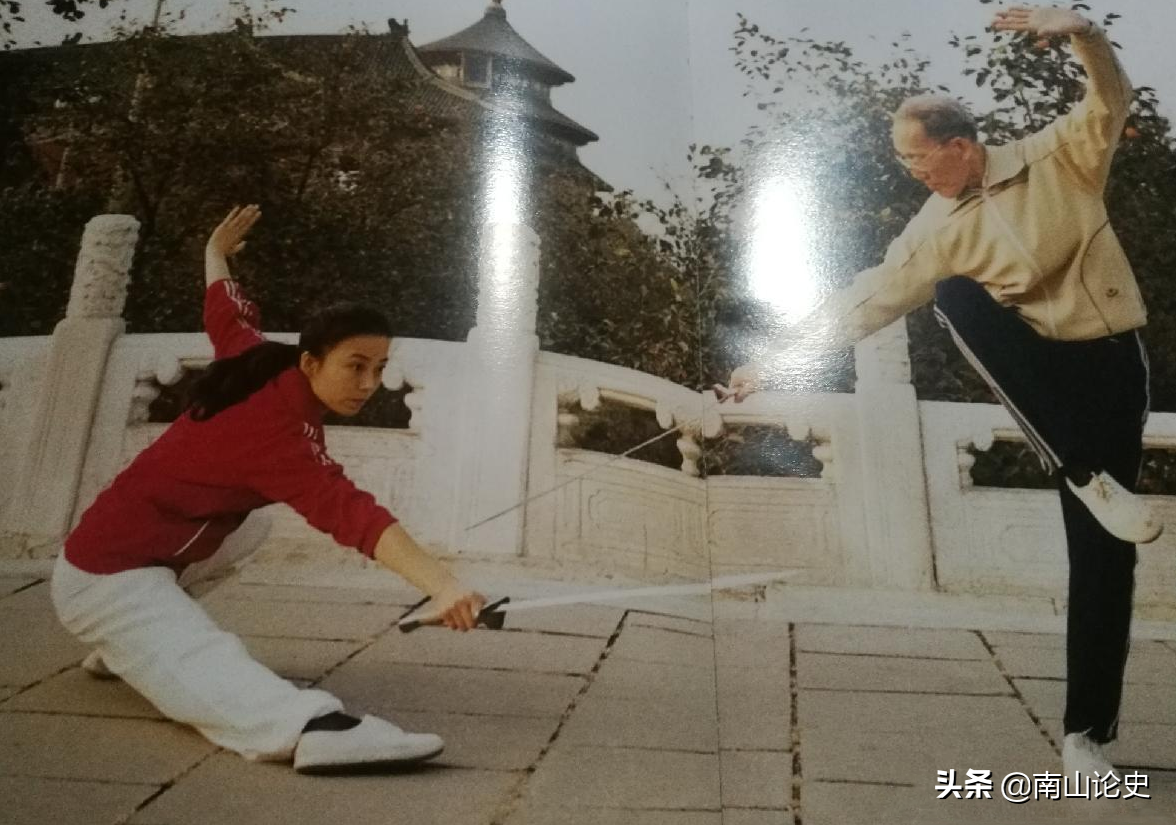 论李天骥的实战能力，抗战时参加过武士队，乃我国10大武术名师