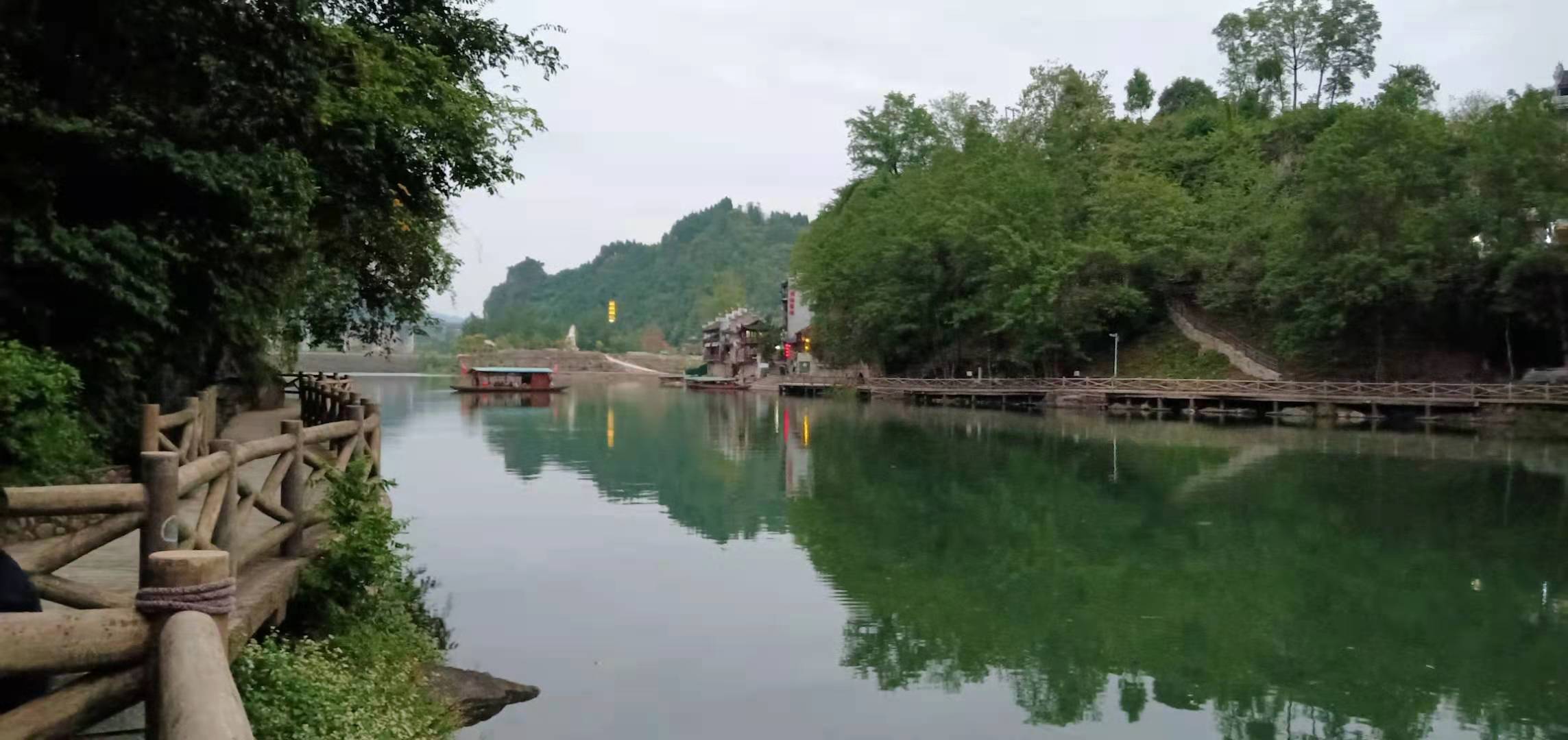 七绝 雾雨染秋