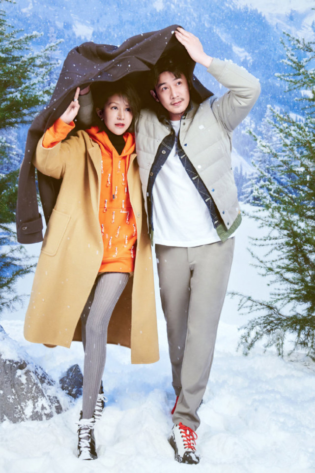 ​陆毅携妻女拍冬日大片，与鲍蕾牵手相依，结婚15年依旧喊她宝宝