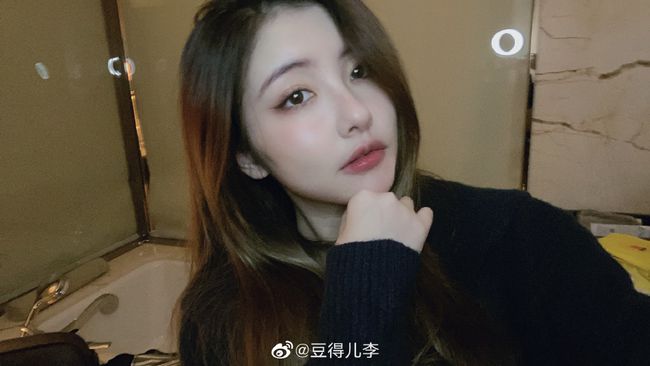 王思聪的风流情史，靠金钱征服了15个女人，如今却沦为了爱情舔狗