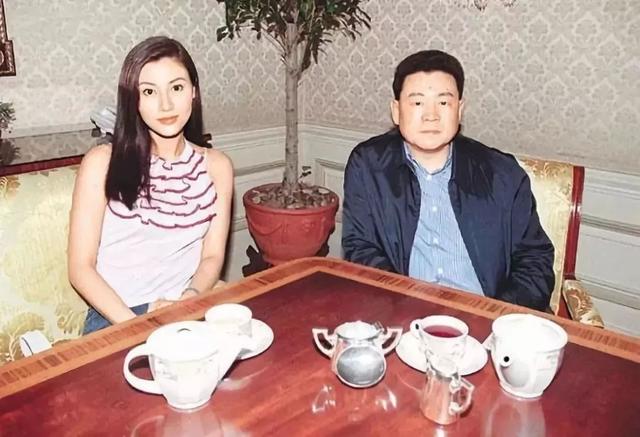 刘銮雄为李嘉欣情窦初开？爬20层楼梯上门送餐,甘作搬运工搬行李