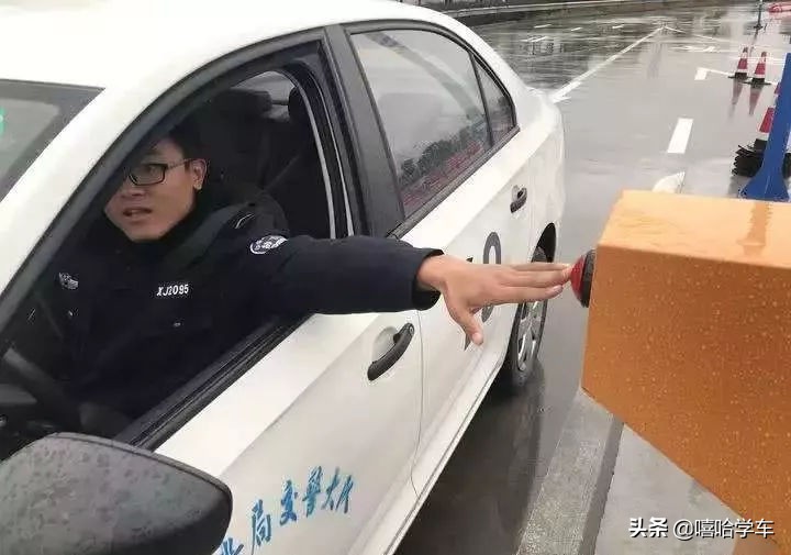 停车取卡时如何快速解开安全带的实用技巧