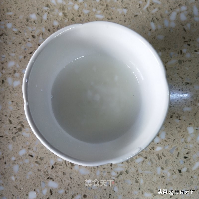 酸溜溜的味道，酸爽可口，开胃下饭，还帮油腻腻的肠胃减减负