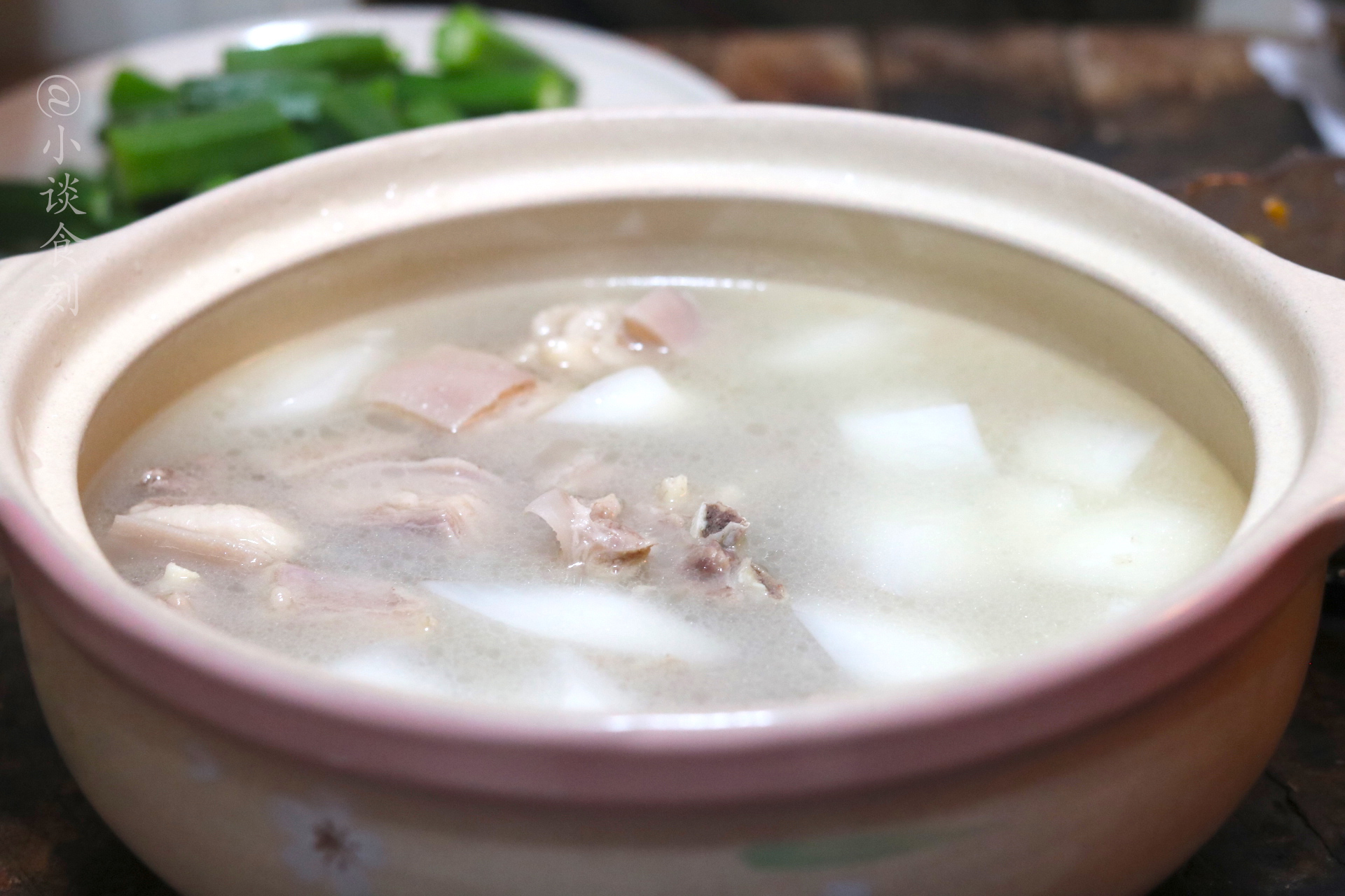 炖羊汤时，开水还是冷水下锅？区别很大，做错有膻味汤色不奶白