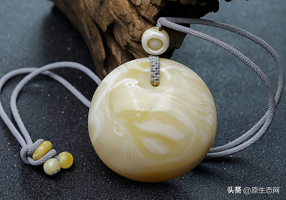 蜜蜡颜色的奥秘：哪种颜色的蜜蜡价值更高？