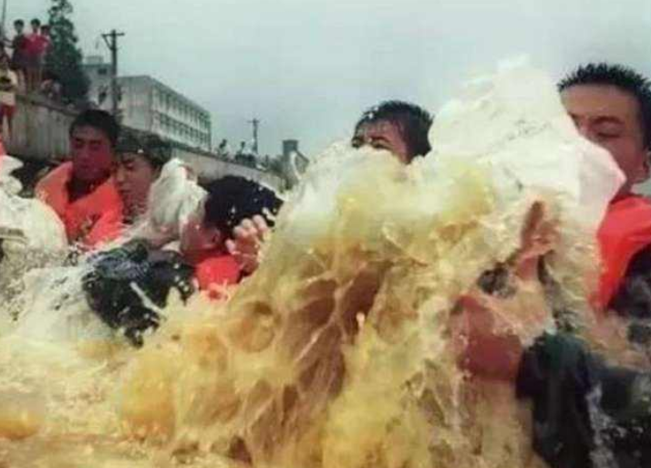 1998年大洪水，乡亲们跪地哭喊：求你们别跳了，房子我们不要了