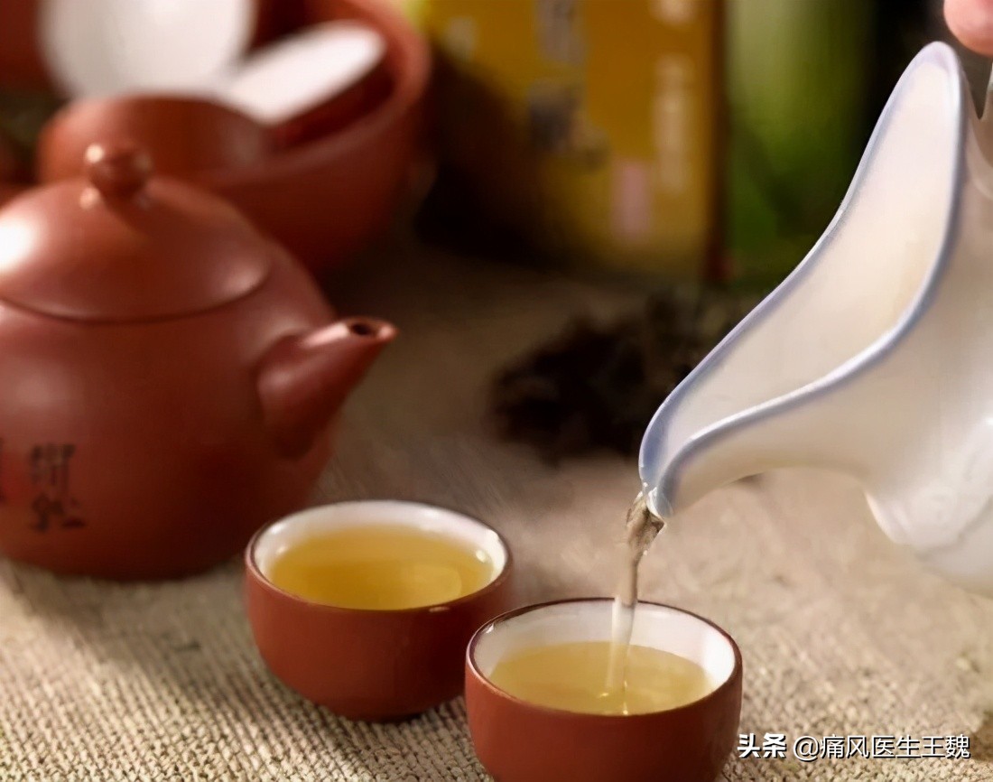 痛风可以喝茶吗（多喝水对痛风的治疗有益茶可少饮）