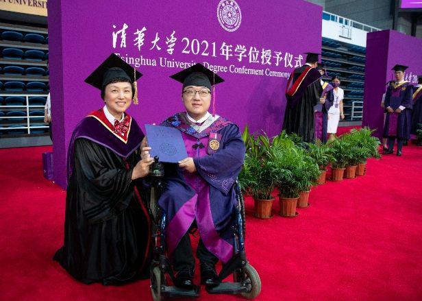 甘肃小伙高考648分，带母亲上清华4年，最后实现人生理想