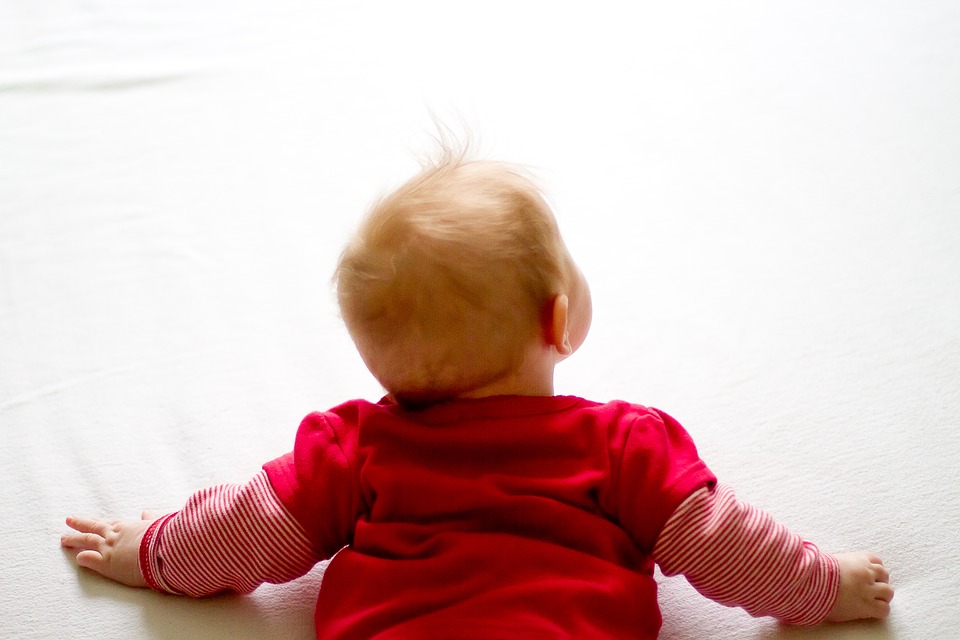 宝宝抬头的秘密：多大抬头算正常、如何训练、哪些情况不正常？