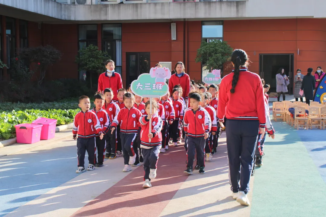 南阳市第二完全学校幼儿园萌娃出击 快乐运动