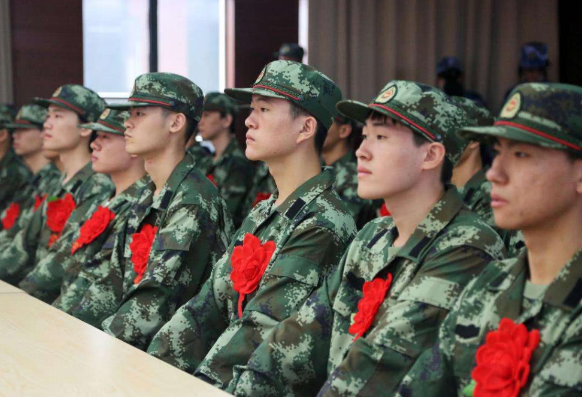 大学生的“好消息”，2022年当兵有机会保送军校，这些条件了解下