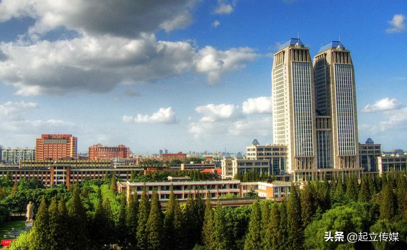 清华二校门、武大的樱花，大学里标志性风景，你认为哪个最好看？