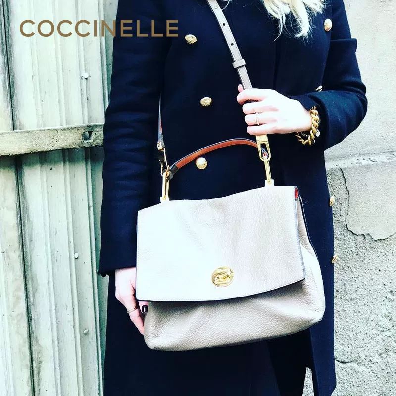 凭什么她被称为最美女律师？