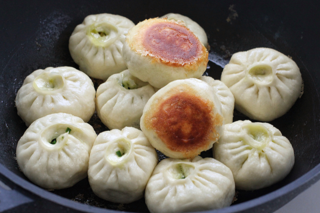 包子煎着吃，脆底鲜香咬一口冒汁儿，做法简单比外面卖得好吃多了