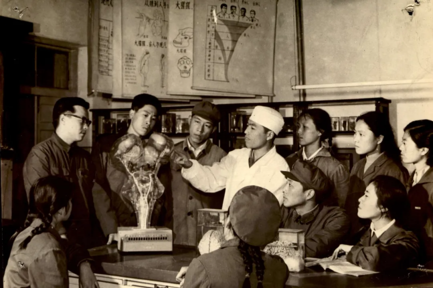 在长征中办学，获三代领导人关怀！今天，中国医科大学90岁了！