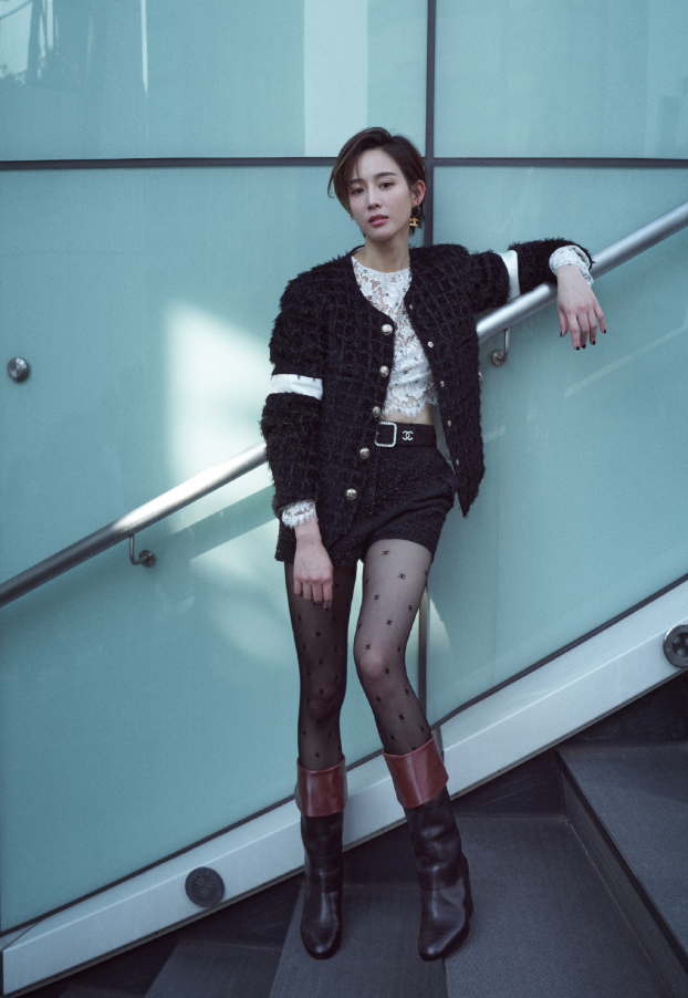 张钧甯身材太绝,铜扣丝绒长袖配棋格短裙,"女神腿"太撩了