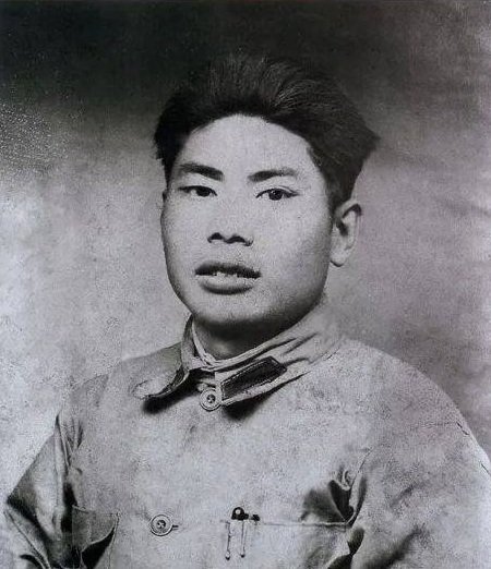 1979年昆明军区临战换将，谁接任王必成？毛主席爱将担任最合适
