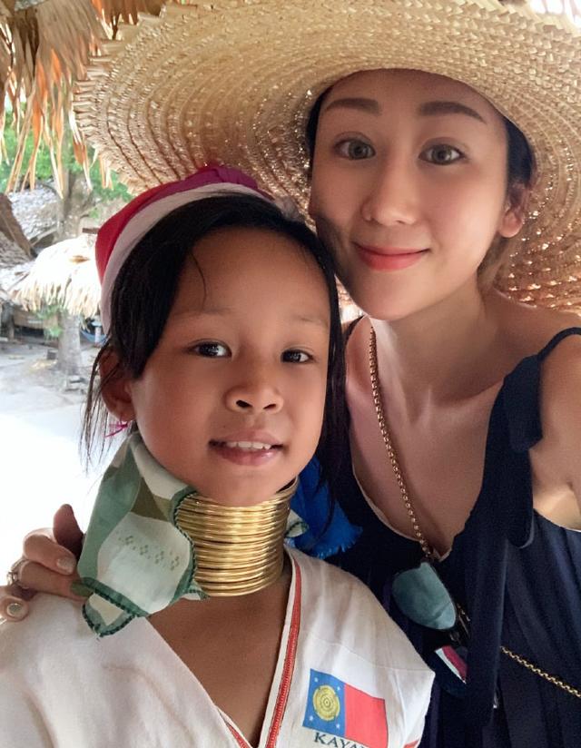 陈浩民和老婆带女儿泰国游玩与长颈族人合照，脖子最长达70厘米