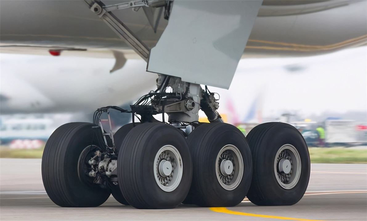 小小的飞机轮胎，为何能承载几百吨的机身？揭开飞机轮胎的奥秘