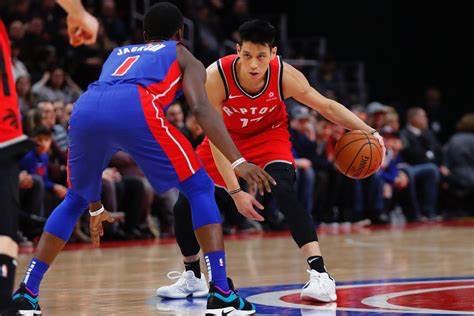 为什么林书豪不在nba(林书豪被弃有原因，沦为龙套并非猛龙之过，一因素致其沦落)