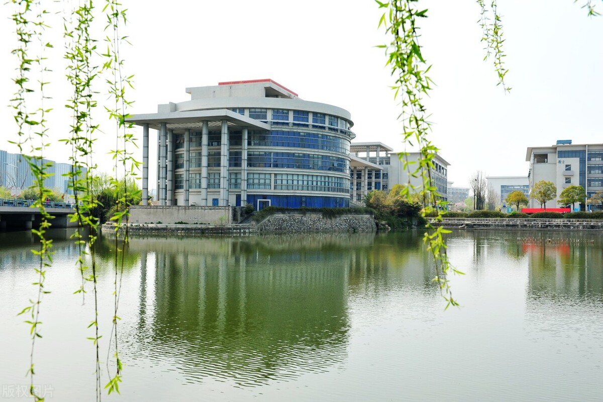 高考报南邮好不好？国家级一流本科专业占40%，毕业生升学就业强