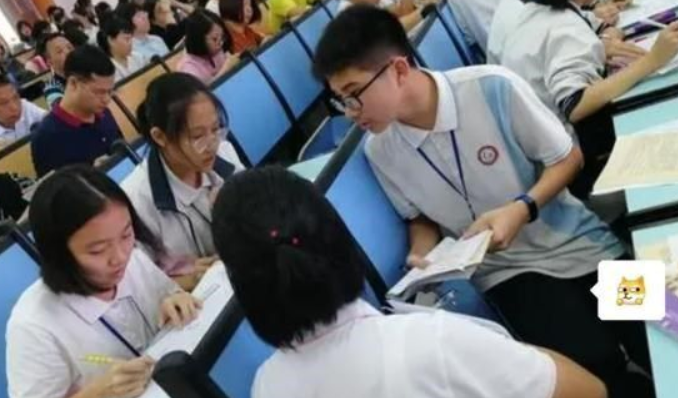 福建最贵高考状元，凭一己之力改变家人命运，光奖学金就有100万