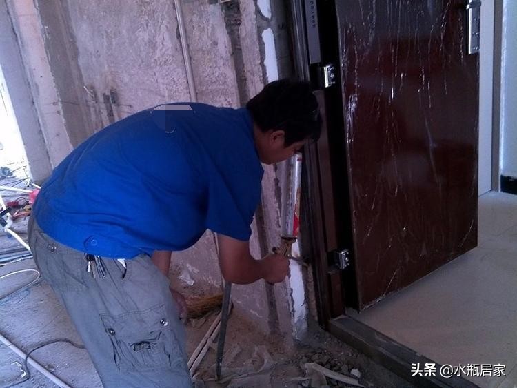 换防盗门有什么需要注意的？有5点，还应注意征求邻居的意见