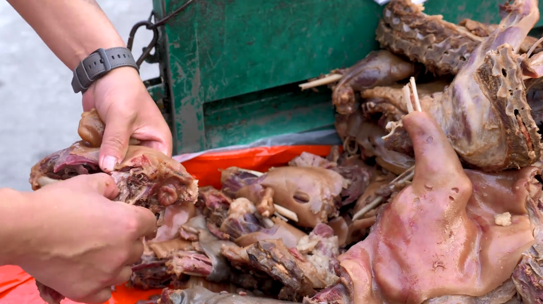 安徽祖传卖狗肉，40元一斤半天卖1000斤，老板还嫌卖得少