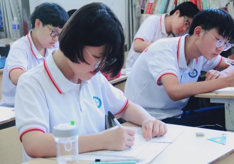 “双减”政策落地，民办和公办学校差距截然不同，选错悔不当初