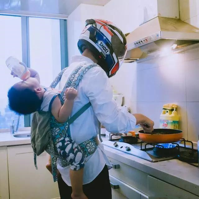 爸爸喂奶图片大全搞笑(爸爸带娃有多不靠谱) - 赤虎壹号