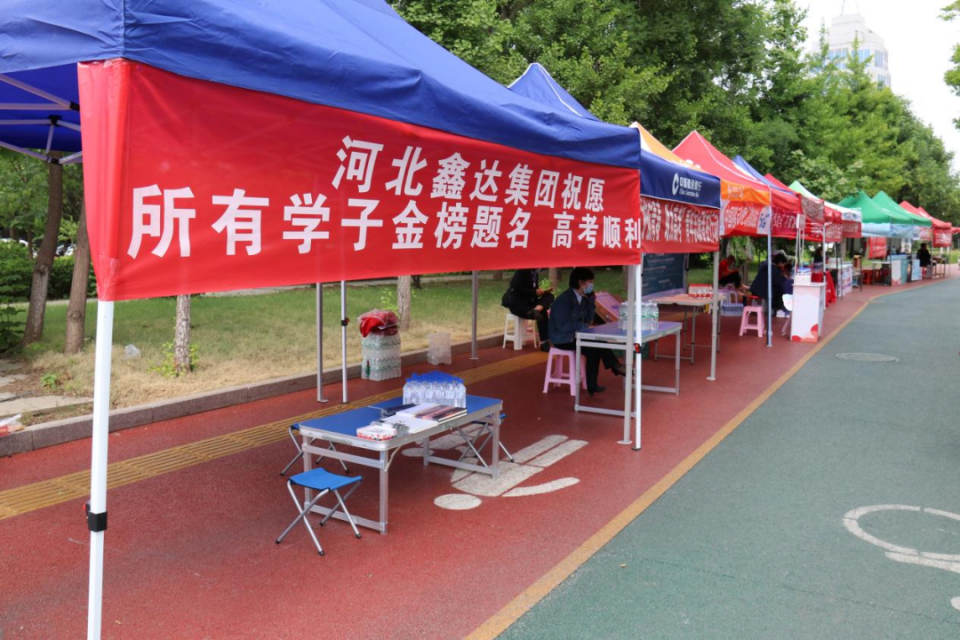 迁安高考第一天，来看考场外的众生态