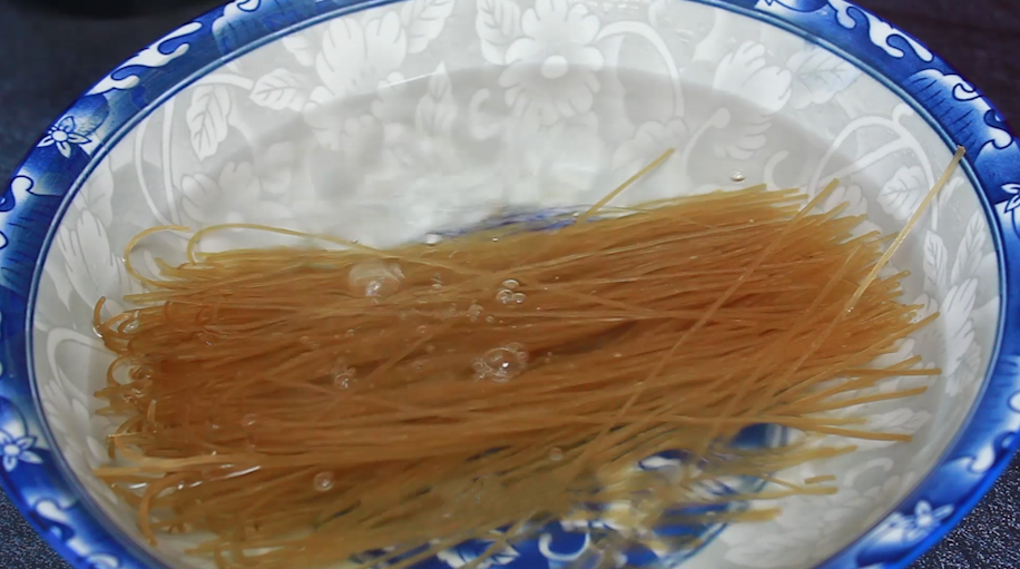 炒粉条时，最忌直接下锅炒，教你一招，不粘锅还不坨，筋道好吃